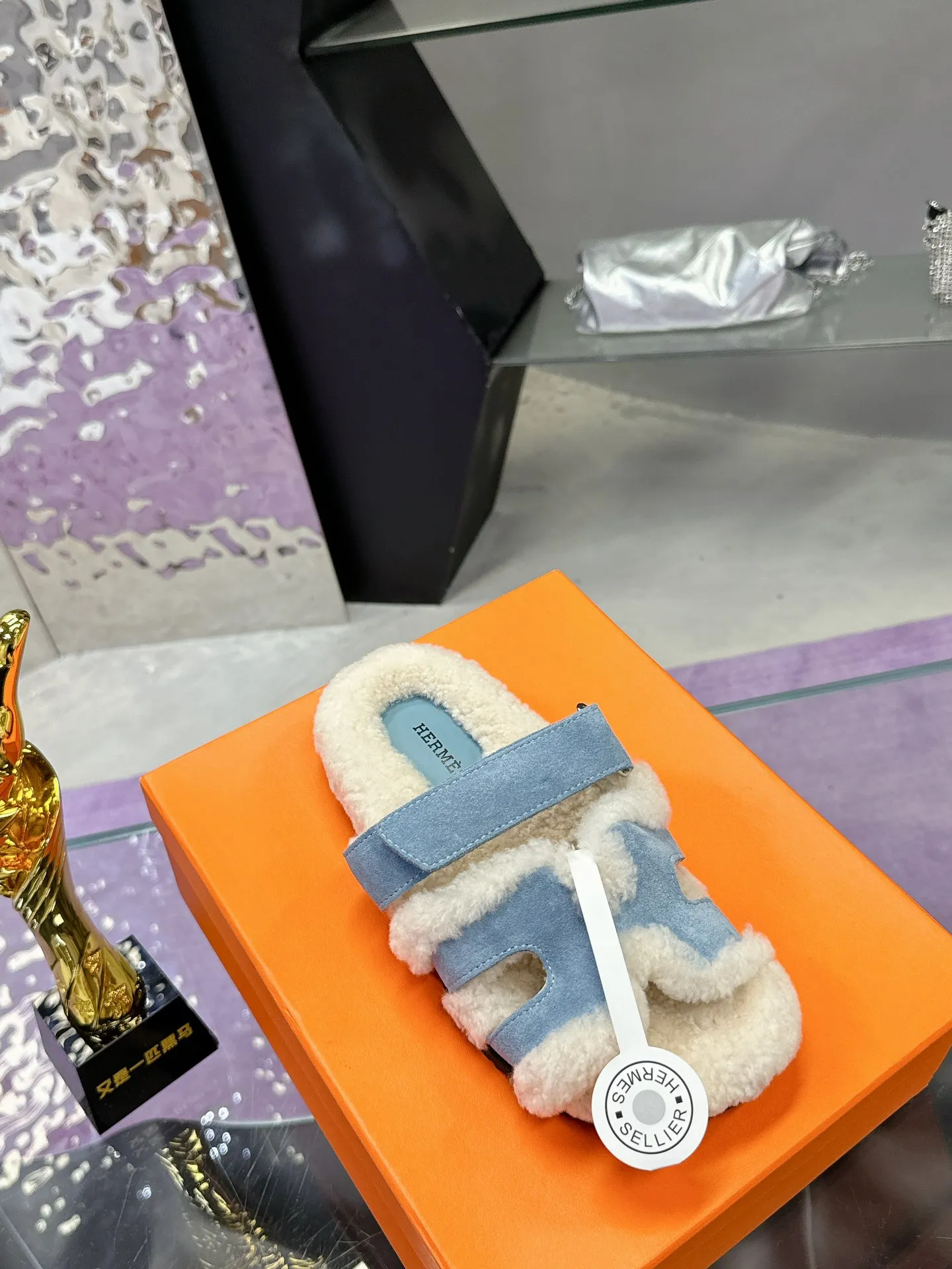 Factory price: 500💰 HERMES💗Ai Ma’s classic hot style second uncle🐑wool mop🆕 is coming. A must-have item for autumn and winter ✅ Versatile and fashionable at home and out on the street 🍀The colors are extremely colorful! Walking Tuscany! T men's shoes 💰R non-slip outsole super light ️ super comfortable on the feet without any binding feeling I can't stop drinking coffee ☕ my second uncle's slippers I can't take off Size number: 35-40 (41 made to order, non-refundable)